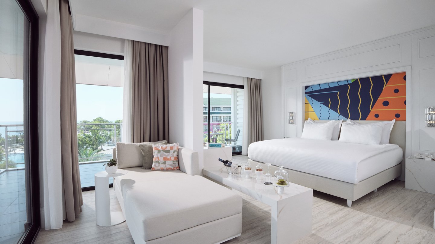 Pearl Corner Room