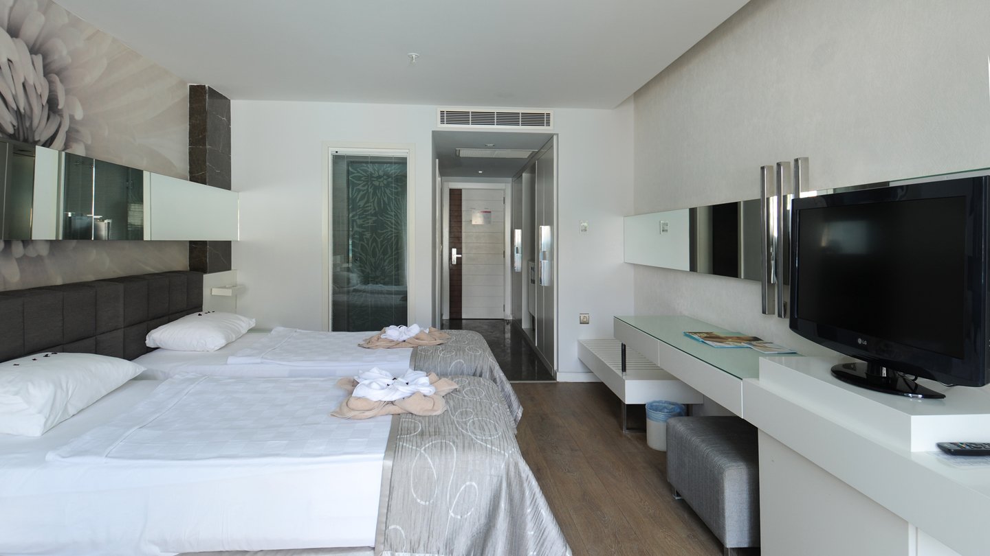 Swim-Up Room