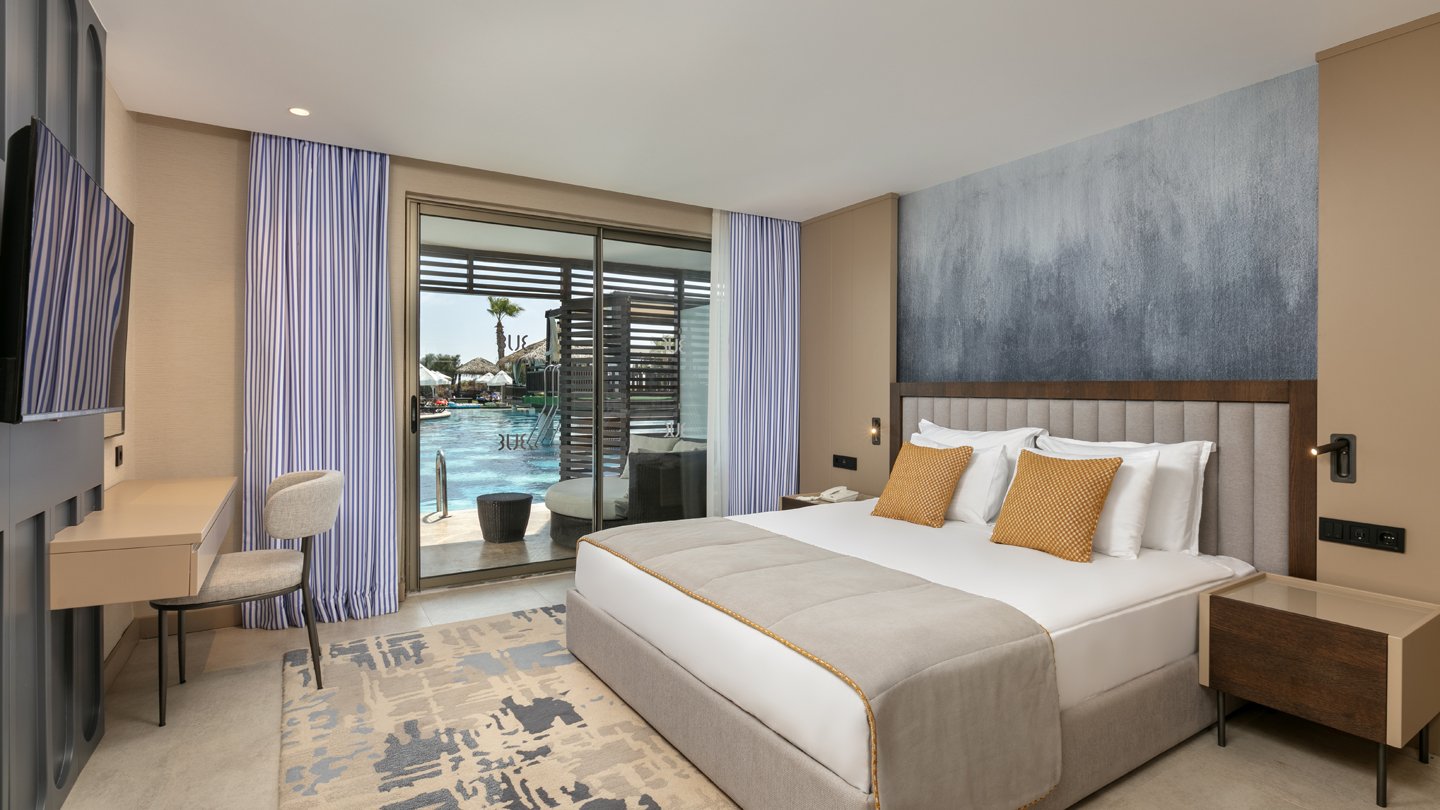 Swim-Up Room