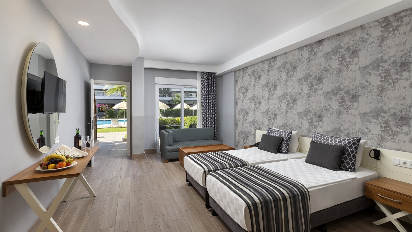Deluxe Pool Suite