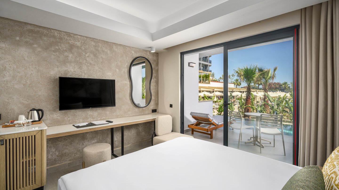 Swim-Up Room
