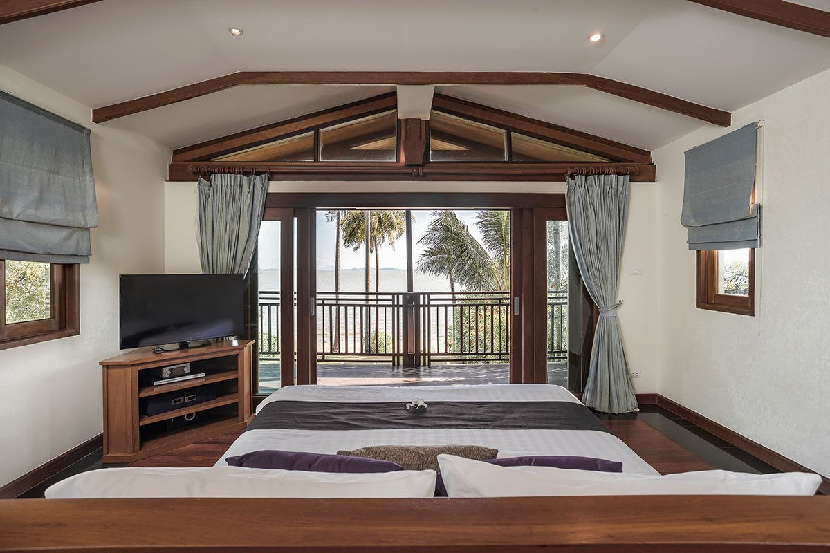 4 Bedrooms Grand Beachfront Villa