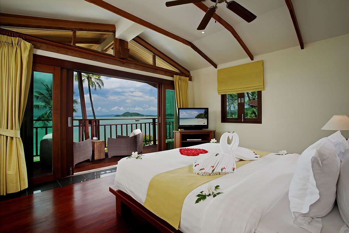 5 Bedrooms Grand Beachfront Villa
