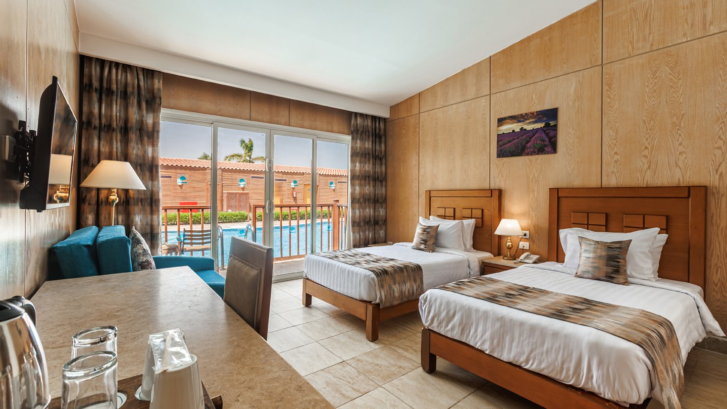 Swim-Up Room