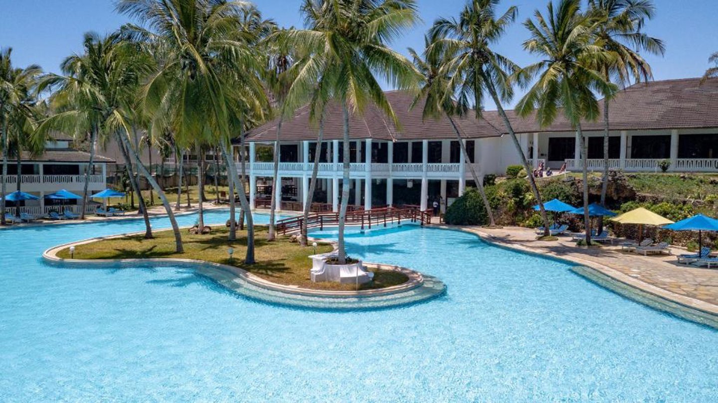PrideInn Flamingo Beach Resort& Spa